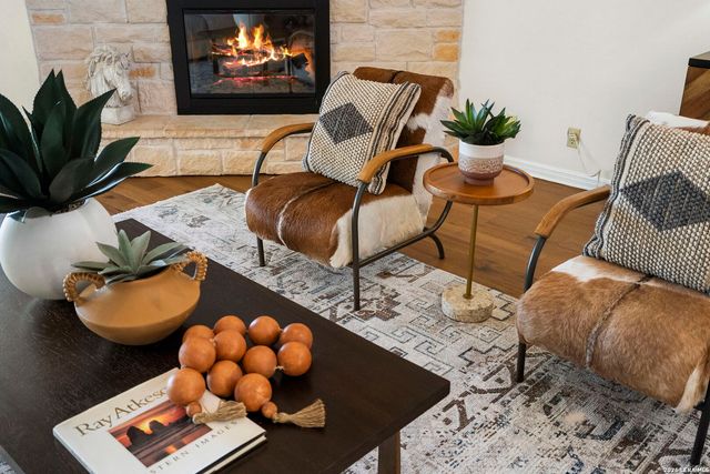 105 E Tapatio Dr, Boerne, TX 78006