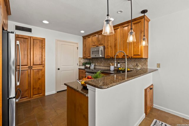 105 E Tapatio Dr, Boerne, TX 78006