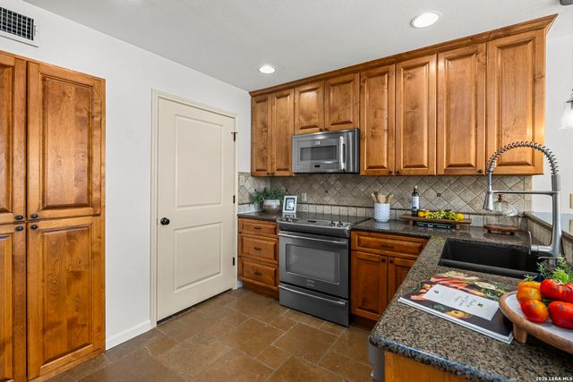 105 E Tapatio Dr, Boerne, TX 78006