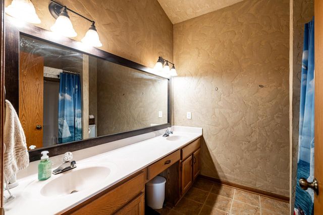 3505 W Old Oaks DRIVE, Greenfield, WI 53221