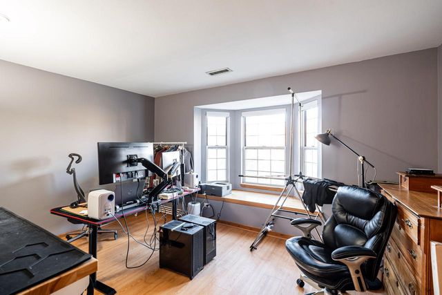 3505 W Old Oaks DRIVE, Greenfield, WI 53221