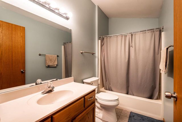 3505 W Old Oaks DRIVE, Greenfield, WI 53221