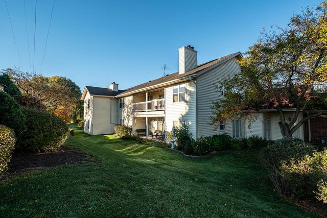 3505 W Old Oaks DRIVE, Greenfield, WI 53221