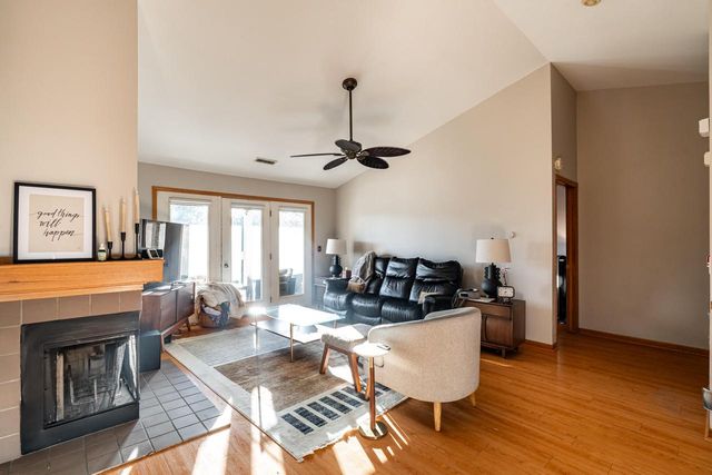 3505 W Old Oaks DRIVE, Greenfield, WI 53221