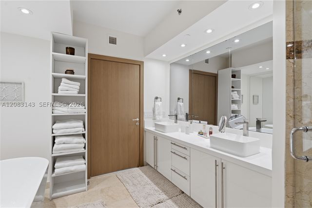 1000 S Pointe Dr 2202, Miami Beach, FL 33139