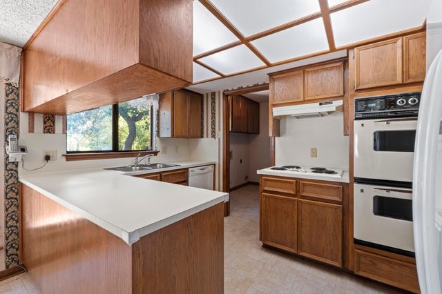 320 Shrike DR, Buda, TX 78610