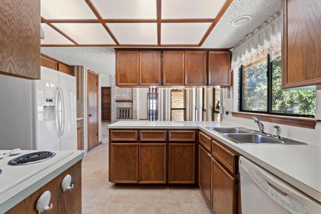 320 Shrike DR, Buda, TX 78610