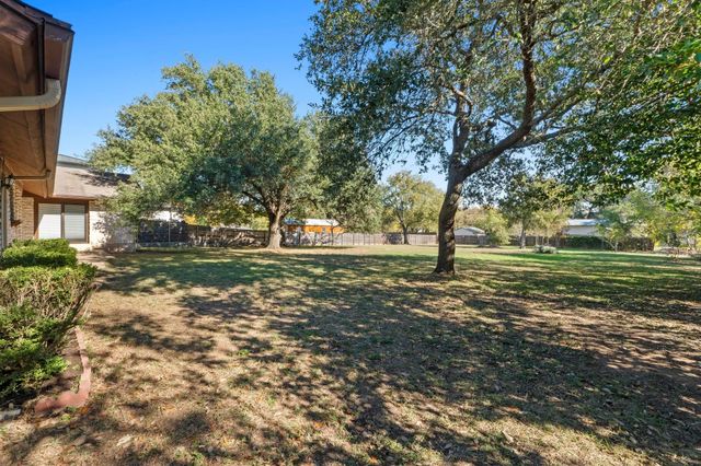 320 Shrike DR, Buda, TX 78610