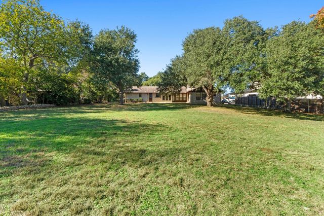 320 Shrike DR, Buda, TX 78610