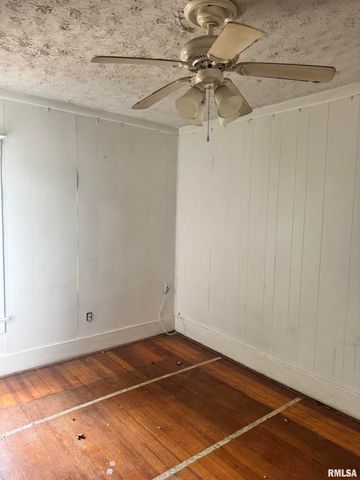 2021 S 4TH Street, Springfield, IL 62704