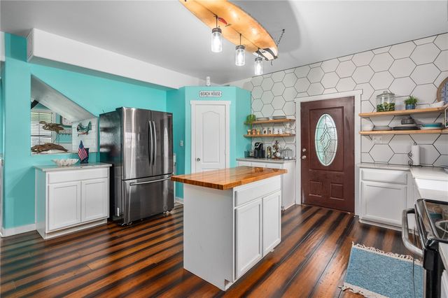 962 S Arch St, Aransas Pass, TX 78336