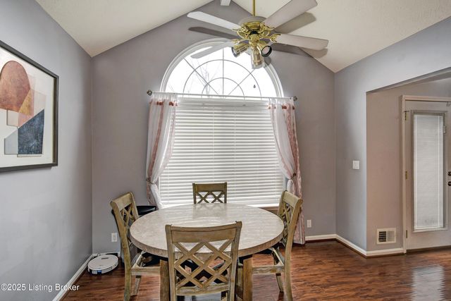 8116 Eagles Crest Ct, Louisville, KY 40291