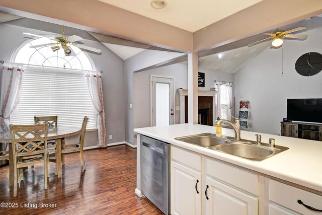 8116 Eagles Crest Ct, Louisville, KY 40291