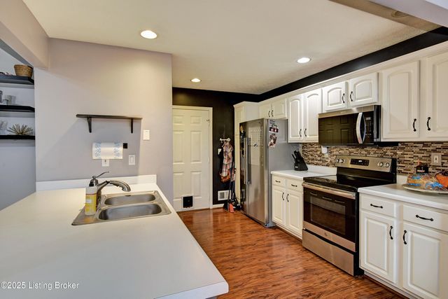 8116 Eagles Crest Ct, Louisville, KY 40291