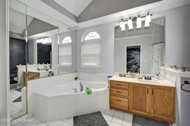 8116 Eagles Crest Ct, Louisville, KY 40291