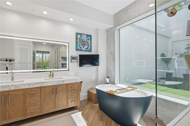 16400 Collins Ave TH-4, Sunny Isles Beach, FL 33160