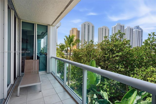 16400 Collins Ave TH-4, Sunny Isles Beach, FL 33160