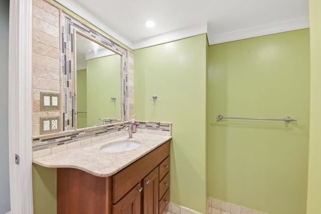 1818 N Sheridan Road, Waukegan, IL 60087