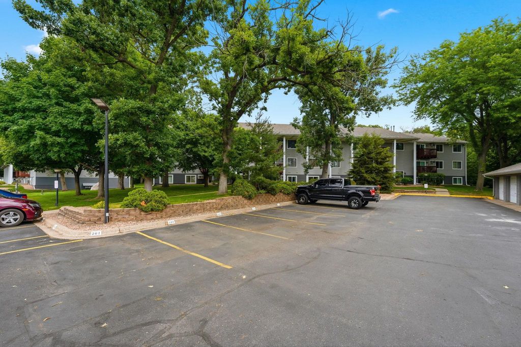 1801 113th Avenue NW 106, Coon Rapids, MN 55433