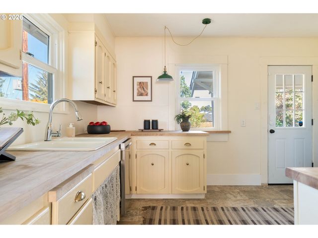 5936 N BURRAGE Ave, Portland, OR 97217