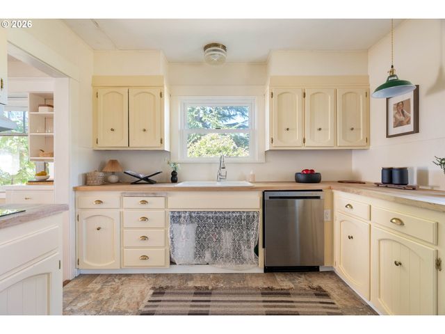 5936 N BURRAGE Ave, Portland, OR 97217