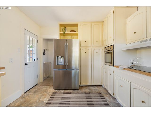 5936 N BURRAGE Ave, Portland, OR 97217