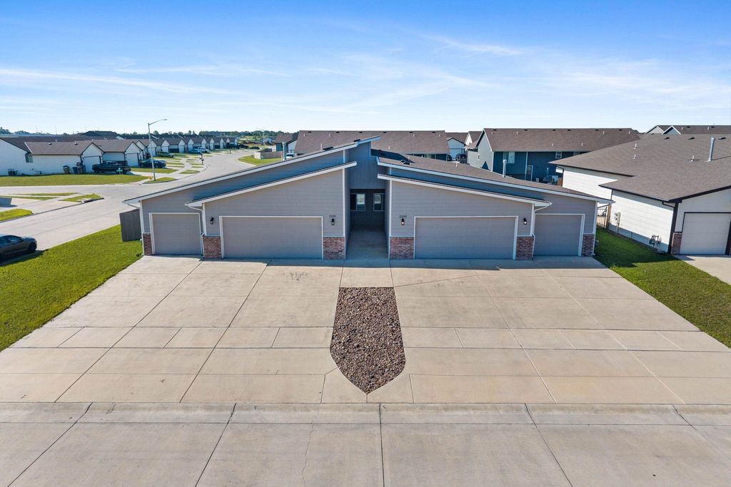 5281 N Toben Ct, Bel Aire, KS 67226