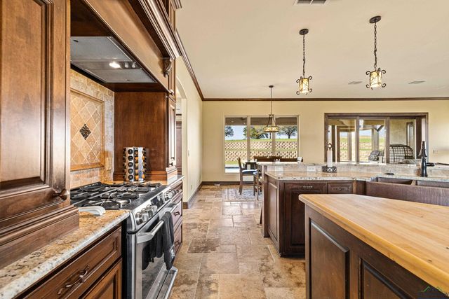 989 Mustang Dr., Longview, TX 75605