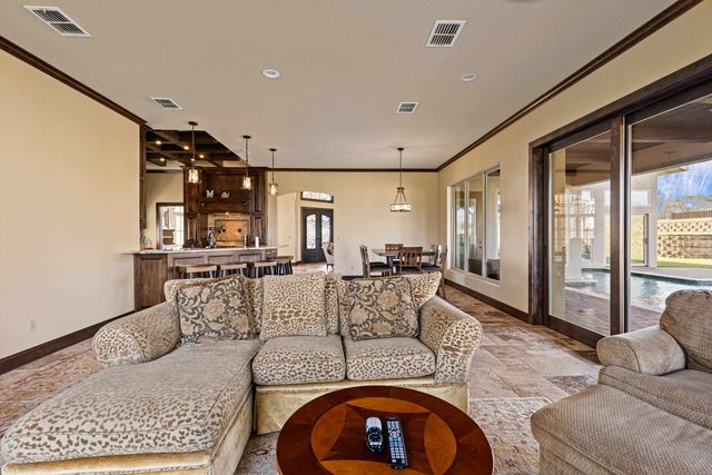 989 Mustang Dr., Longview, TX 75605