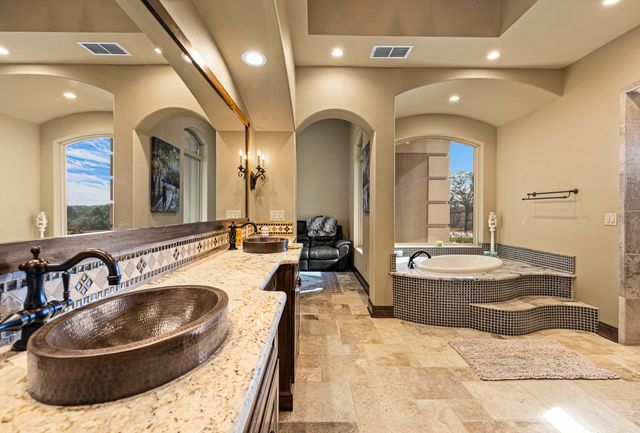 989 Mustang Dr., Longview, TX 75605