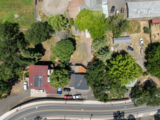 284 E Main Street, Eagle Point, OR 97524
