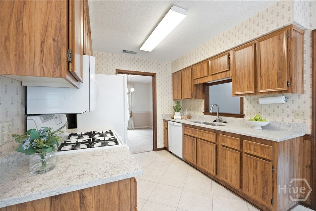Image 11 of property listing at 8506 Heatherwood Drive, Savannah, GA 31406