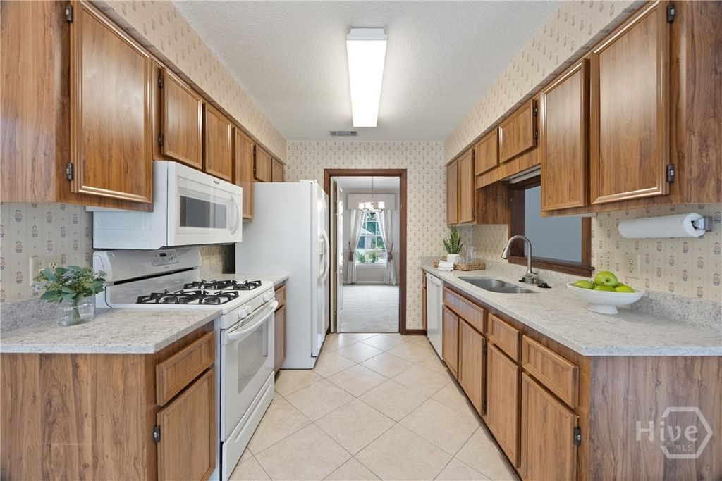 Image 12 of property listing at 8506 Heatherwood Drive, Savannah, GA 31406
