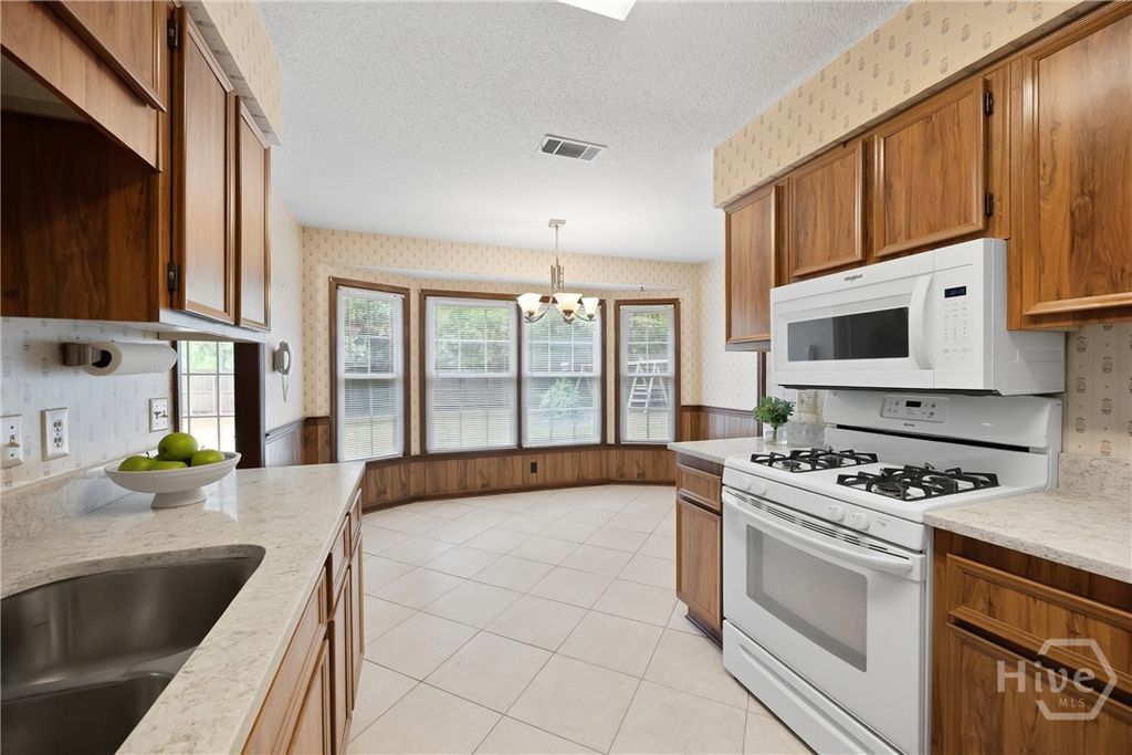 Image 14 of property listing at 8506 Heatherwood Drive, Savannah, GA 31406