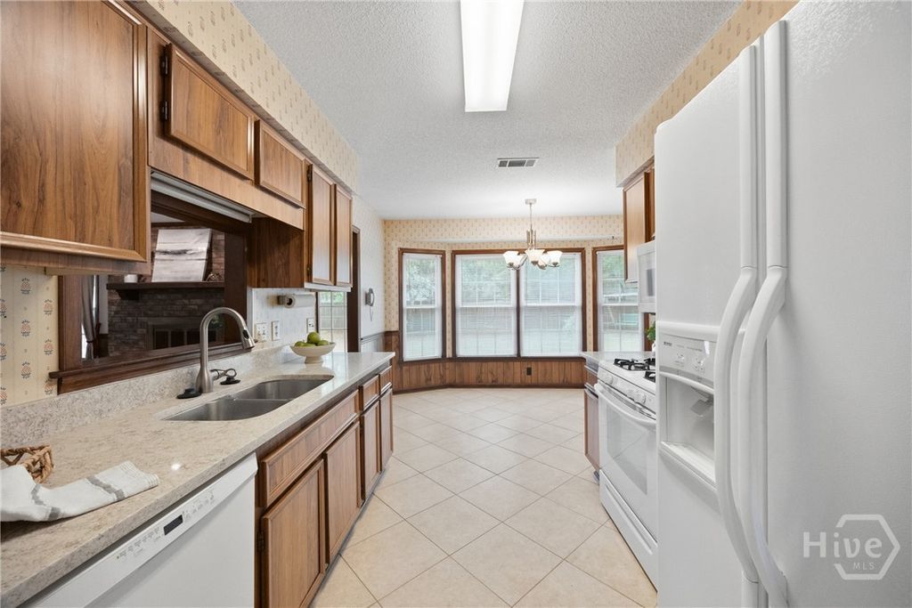 Image 15 of property listing at 8506 Heatherwood Drive, Savannah, GA 31406