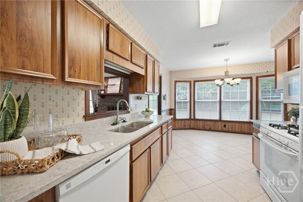Image 16 of property listing at 8506 Heatherwood Drive, Savannah, GA 31406