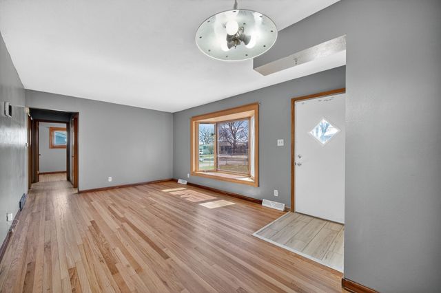 2704 Wedgewood Road, Des Moines, IA 50317