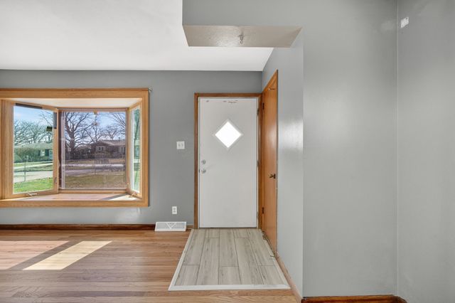 2704 Wedgewood Road, Des Moines, IA 50317