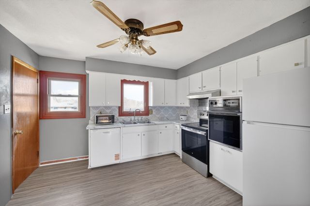 2704 Wedgewood Road, Des Moines, IA 50317