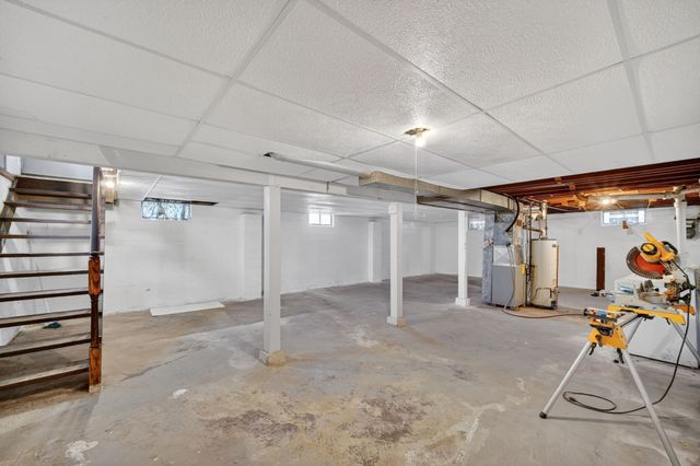 2704 Wedgewood Road, Des Moines, IA 50317