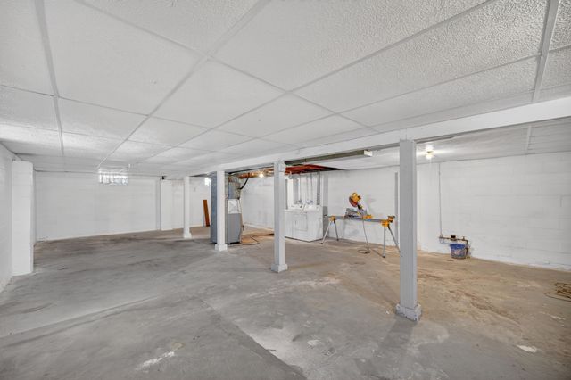 2704 Wedgewood Road, Des Moines, IA 50317