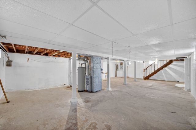 2704 Wedgewood Road, Des Moines, IA 50317