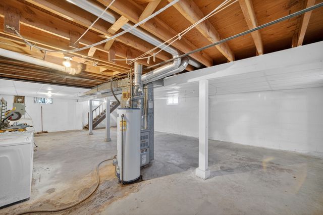 2704 Wedgewood Road, Des Moines, IA 50317