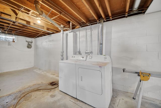 2704 Wedgewood Road, Des Moines, IA 50317