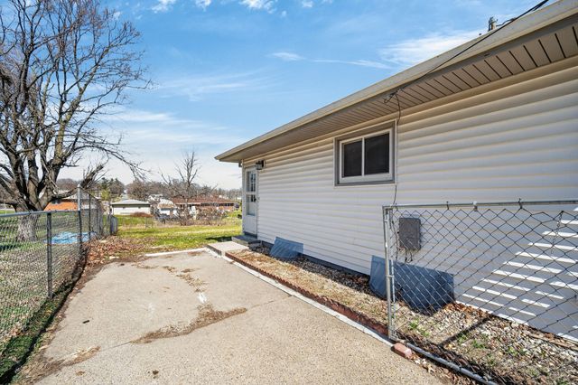 2704 Wedgewood Road, Des Moines, IA 50317