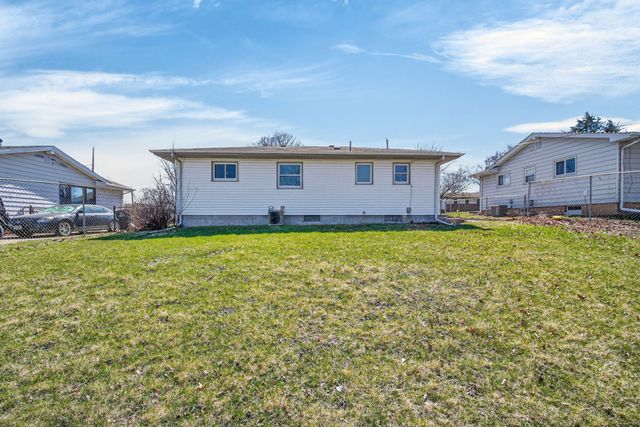 2704 Wedgewood Road, Des Moines, IA 50317