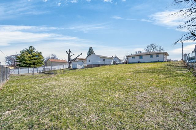 2704 Wedgewood Road, Des Moines, IA 50317