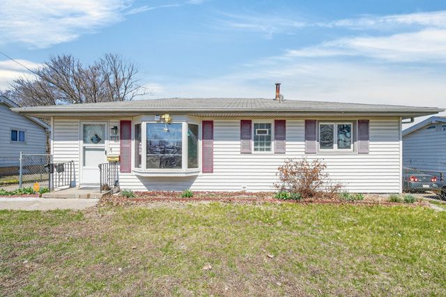 2704 Wedgewood Road, Des Moines, IA 50317