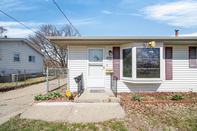 2704 Wedgewood Road, Des Moines, IA 50317