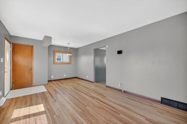 2704 Wedgewood Road, Des Moines, IA 50317